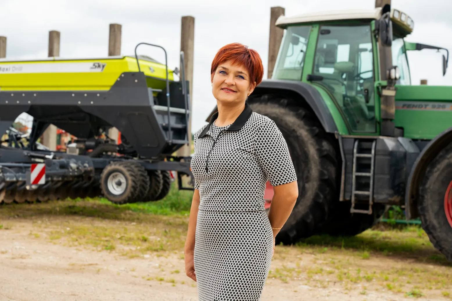 Ūkininkė Jūratė Kuktienė savo ūkyje prie traktoriaus